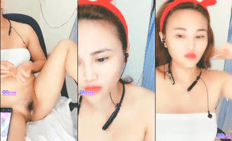 Bướm xinh với cái lồn lắm lông trên sóng live sex qqlive